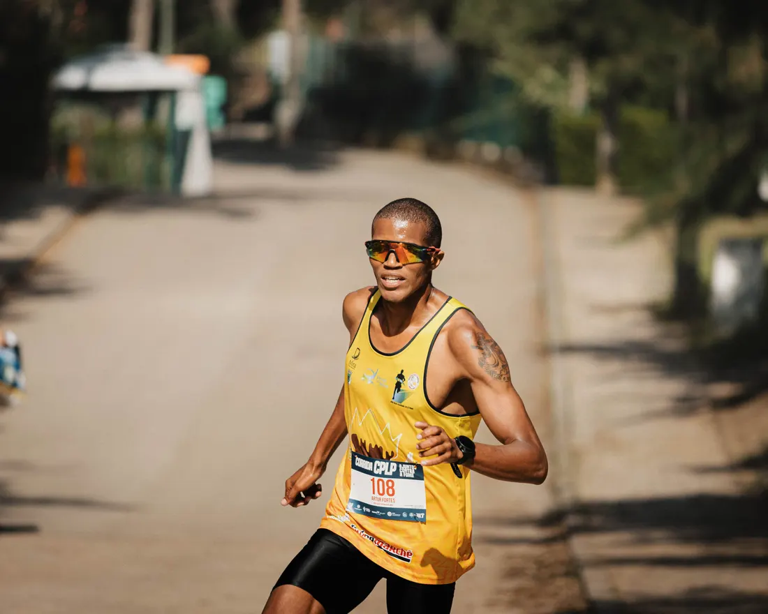Atleta de camisola amarela corre numa edição anterior.